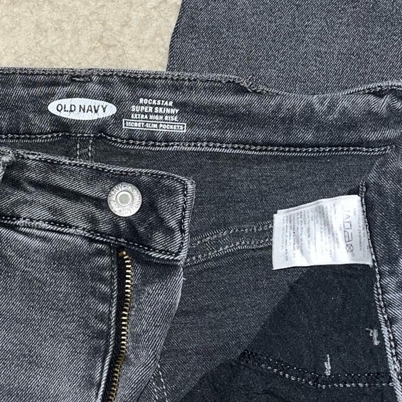 Old Navy Rockstar Super Skinny Extra High Rise Distressed Cropped Jeans - Picture 4 of 4